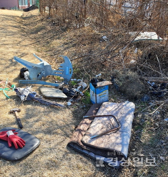 울산 경상좌도 병영성이 무분별한 쓰레기 투기와 펫티켓 실종으로 몸살을 앓고 있다. 사진은 병영성 수풀 사이에 버려진 생활 폐기물·일반 쓰레기들.