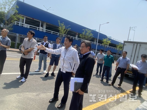 진보당 윤종오 국회의원은 지난 12일 울산 미포국가산단 효문연암지구내 오토밸리 연결도로 개설 등을 해결하기 위해 현장을 찾았다.