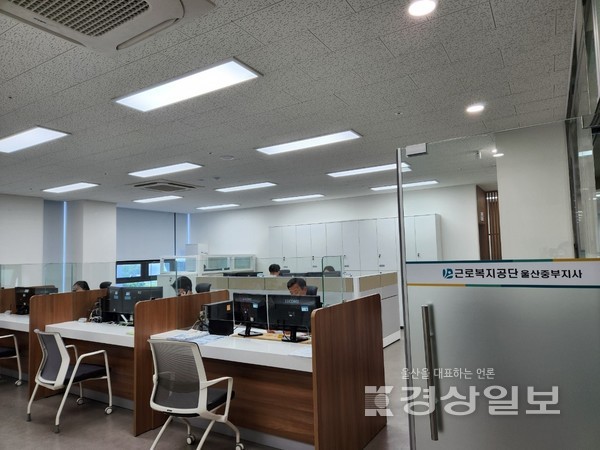근로복지공단 울산중부지사가 울산 중구 서동 신청사에 신설돼 15일 첫 업무를 개시했다.