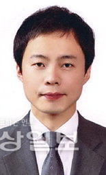 ▲ 안순태 울산대학교 국어국문학부 교수· '알고 보면 반할 꽃시' 저자