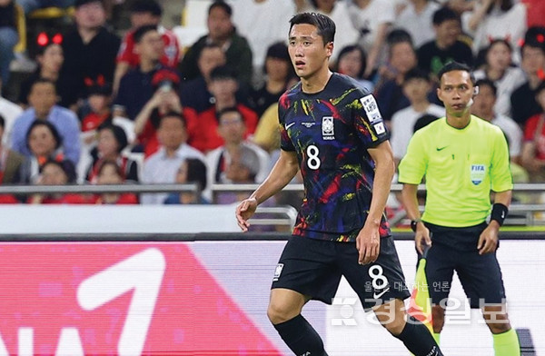 지난해 6월16일 부산 아시아드주경기장에서 열린 축구 국가대표팀 평가전서 대표팀 원두재가 패스할 곳을 찾고 있다. 연합뉴스