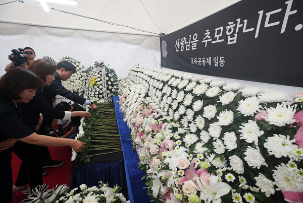 18일 오후 서울 종로구 서울시교육청에서 열린 을 마친 후 참석자들이 추모공간에 헌화하고 있다.   / 연합뉴스
