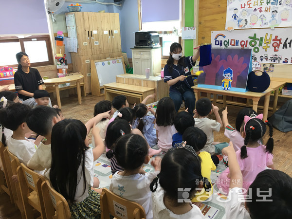 울산 울주군 어린이·사회복지급식관리지원센터(센터장 강소은)는 지난 6월3일부터 7월22일까지 관내 어린이 급식소 122곳 영유아 2727명을 대상으로 ‘마술로 알아보는 올바른 손씻기’와 ‘식중독 예방을 위한 숨어있는 세균 찾기’ 교육을 각각 실시했다.