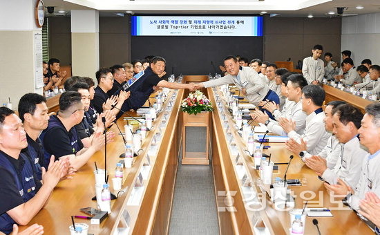▲ 현대자동차 노사가 울산공장 본관 동행룸에서 이동석 대표이사, 문용문 노조 지부장, 서쌍용 금속노조 부위원장 등 노사 교섭대표가 참석한 가운데 ‘현대차 2024년 임금협상 조인식’을 갖고 있다.