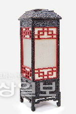 ▲ 김강희 작가의 ‘지승 궁중좌등’.