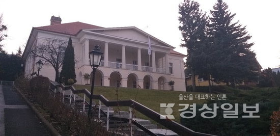 ▲ 신고전주의 양식의 주헝가리 대사관저(왼쪽)와 영웅광장 인근 바이더후녀드 성 초입에 위치한 중세시대 고유의 건축양식의 훈야디 왕가의 성.