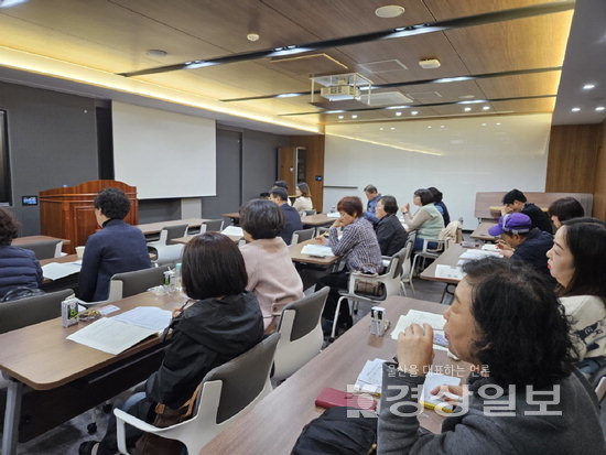 ▲ 포항 한동대학교 글로벌평생교육원에서 열린 웰다잉 강의를 수강생들이 듣고 있다.
