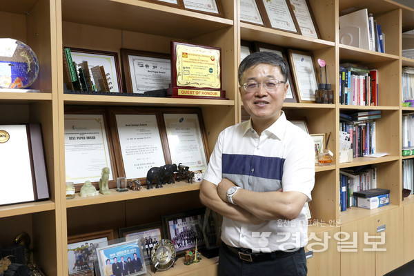 김종면 울산대학교 SW 중심대학 사업단장이 울산의 소프트웨어(SW) 인재 양성에 대해 강조한 뒤 기념 촬영 하고 있는 모습.
