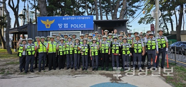 지난 10일 서생 진하해수욕장 일대에서 울산 서머페스티벌 현장 교통정리와 순찰을 진행하는 서생자율방범대원들의 모습
