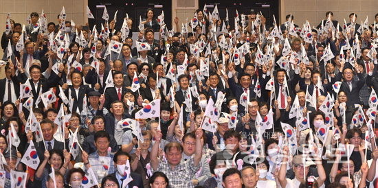 ▲ 15일 울산문화예술회관에서 열린 제79주년 광복절 경축식에서 김두겸 울산시장과 남진석 광복회 울산지부장, 천창수 울산시교육감, 김영길 중구청장, 서동욱 남구청장, 이순걸 울주군수 등 주요인사들이 독립유공자 유족 및 시민들과 함께 만세 삼창을 하고 있다. 김동수기자 dskim@ksilbo.co.kr