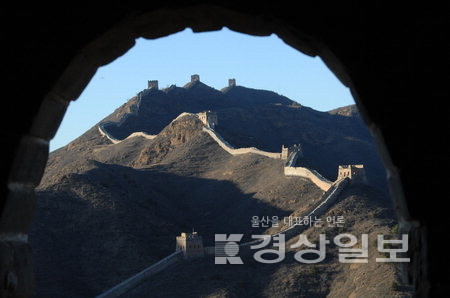 ▲ 성루에서 본 사마다이 장성. 2008년 7월15일자 ‘발로 읽는 열하일기-- 2부’ ‘역사적 비경에 가려진 인간의 헛된 욕망’편