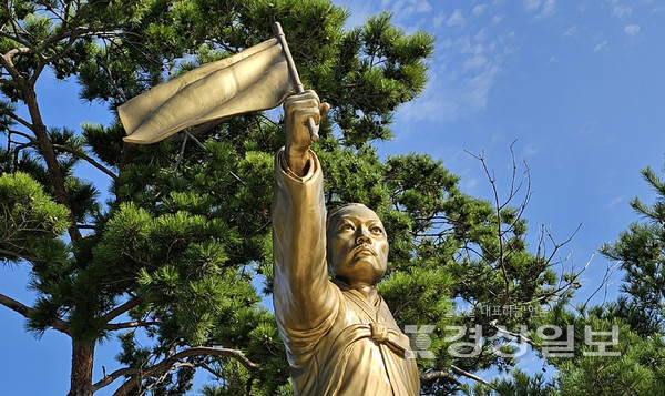 울산 북구 송정동 박상진 의사 역사공원 내 위치한 박상진 의사 동상. 과거 태극기 궤 위치 논란 등으로 수정본이 위치에 따라 백기 혹은 일장기를 연상케 해 역사 왜곡 우려가 제기되고 있다.
