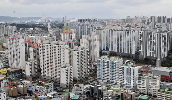 ▲ 한국부동산원의 8월 셋째 주 전국 주택가격 동향조사에 따르면, 울산의 아파트 매매가격지수는 0.01%, 전세가격지수는 0.03% 상승했다. 사진은 울산지역 아파트 단지 전경. 사진은 기사와 관련 없음. 경상일보 자료사진