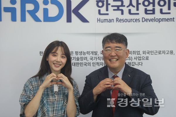 한국산업인력공단은 29일 방송인 김민아와 유튜브 채널 '잡플러스 TV' 콘텐츠인 '김민아의 JOB으러 갑니다' 울산편을 촬영했다고 밝혔다.