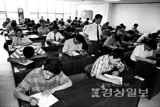 ▲ 경상일보 제4기 입사시험(1991년 봄) 장면(왼쪽). 경상일보자료사진