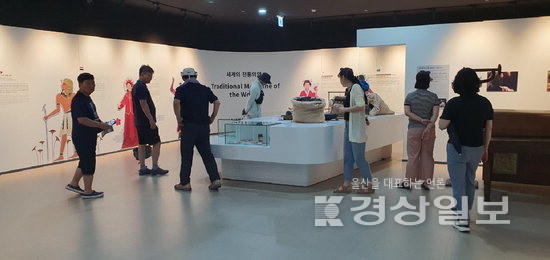 ▲ 경남 산청군 동의보감촌 전시관을 관광객들이 둘러 보고 있다.
