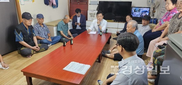 더불어민주당 김태선 국회의원이 지난 31일 울산 동구 서부동 새납마을에서 ‘주민과 함께, 찾아가는 민원의 날’ 주민간담회를 열고, 주민 의견을 듣고 있다.