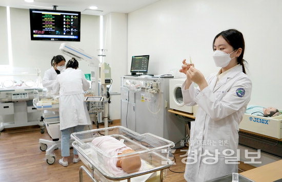 ▲ 춘해보건대학교 간호학부 학생이 신생아 모형을 대상으로 근육주사 실습을 하고 있다. 춘해보건대 제공