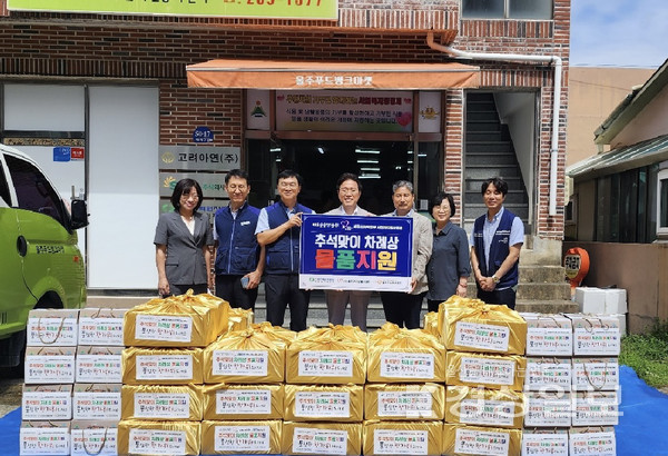 한수원 새울본부가 추석맞이 울주군 취약계층에 물품꾸러미를 전달하고 기념촬영을 하고있다.