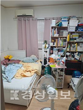 ▲ 엄마와 태오의 방, 창문을 가린 책장에 물건들이 가득하다.