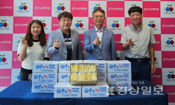 한국가스안전공사 울산본부(본부장 곽찬호)는 13일 추석 명절을 맞이하여 지역 취약계층을 위해 50만원 상당의 떡 340개를 중구노인복지관에 전달했다.