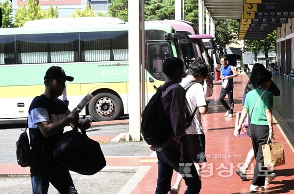 추석 연휴가 시작된 14일 울산시외버스터미널 등에는 귀성길에 오른 시민들로 하루종일 붐볐다. 김경우기자 woo@ksilbo.co.kr