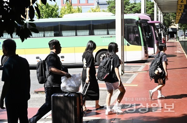 추석 연휴가 시작된 14일 울산시외버스터미널 등에는 귀성길에 오른 시민들로 하루종일 붐볐다. 김경우기자 woo@ksilbo.co.kr