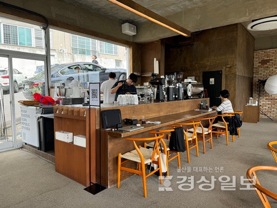 38년 전 슈퍼로 운영되던 공간을 리모델링해 만든 ‘러프로스터스’ 건물 외관과 내부.