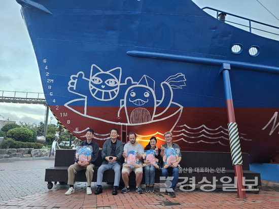 ▲ 장생포 고래박물관앞 포경선 진양호에 그려진 토마 뷔유의 노랑고양이와 장생이.