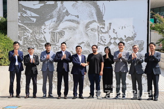 ▲ 세계적인 어반아티스트 빌스(Vhils)가 재능기부한 울산문화예술회관 앞 암각화.