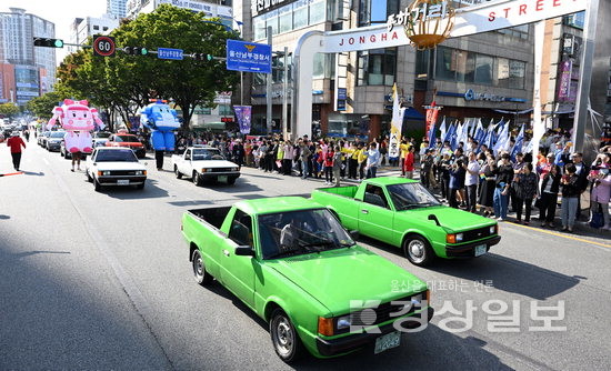 ▲ 10일 울산 남구 공업탑 일원에서 열린 2024울산공업축제 거리퍼레이드에 포니차량이 등장해 눈길을 끌었다.  김동수기자 dskim@ksilbo.co.kr