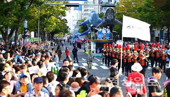 ▲ 10일 2024울산공업축제 거리퍼레이드를 지켜보기 위해 많은 시민들이 거리를 가득 메운 가운데 구·군 축제 홍보차량이 지나고 있다.  김동수기자