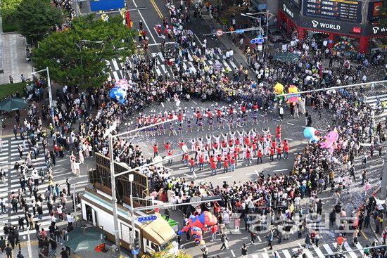 ▲ ‘2024 울산공업축제’가 10일 개막, 울산시청 사거리에서 퍼레이드카와 울산사람들이 참여하는 대화합의 공연이 화려하게 펼쳐지고 있다.  김경우기자