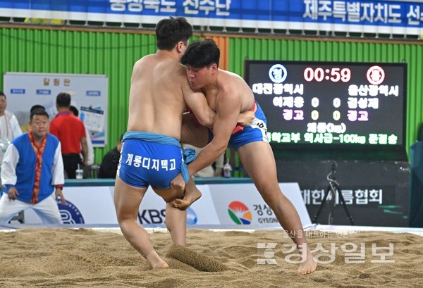 12일 경남 김해시문화체육관에서 열린 제105회 전국체육대회 씨름경기 남고부 역사급에서 금메달을 차지한 울산 김성재(강남고)가 경기를 펼치고 있다. 김해=김동수기자 dskim@ksilbo.co.kr