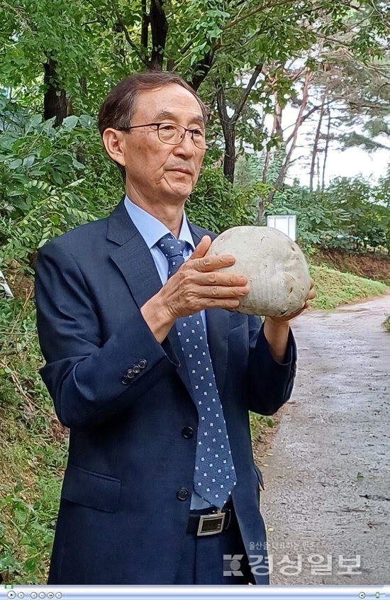 ▲ 댕구알버섯과 발견자 조상제 전 교장.