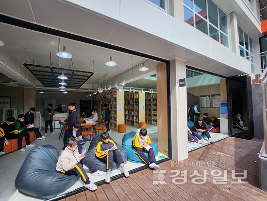 ▲ 울산 학성중학교 학생들이 책마당 야외도서관에서 책을 읽고 있다.