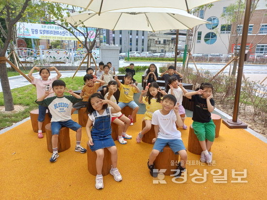 ▲ 울산 태화초등학교 학생들이 야외 정원에서 즐거운 시간을 보내고 있다.  울산시교육청 제공
