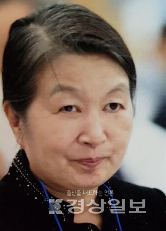 ▲ 한국효도회 울산시지회장을 맡고 있는 엄덕이(사진) 시인