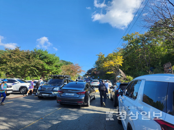 지난 10월 초 울주군 배내로 일원. 간월재를 찾은 차량들과 인파가 한데 섞이면서 북새통을 이루고 있다.