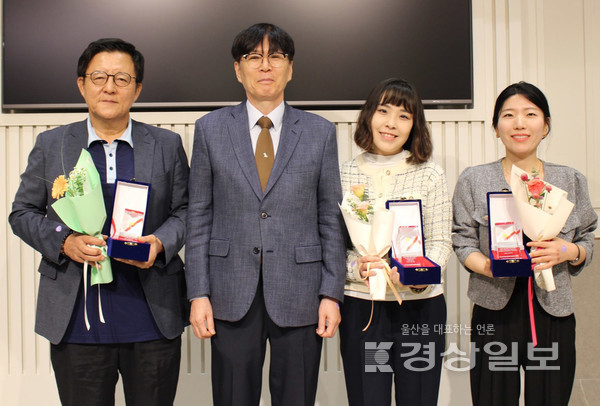 성기창 센터장이 사업기간 유공자에 대한 감사패를 전달하고 기념촬영하고 있다.