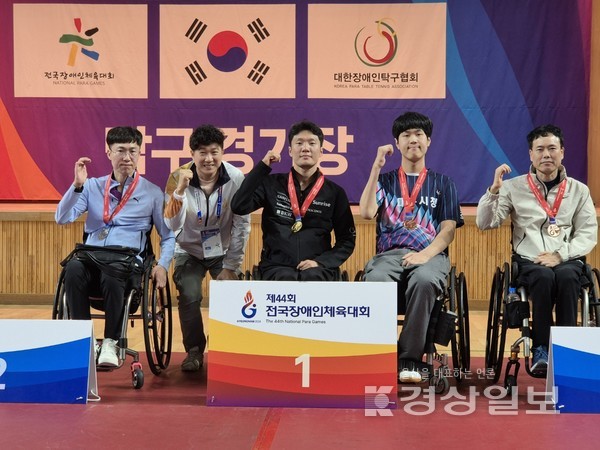 제44회 전국장애인체육대회 탁구 종목에서 금메달을 획득한 김현욱(가운데)이 시상식 후 기념 촬영하고 있다.