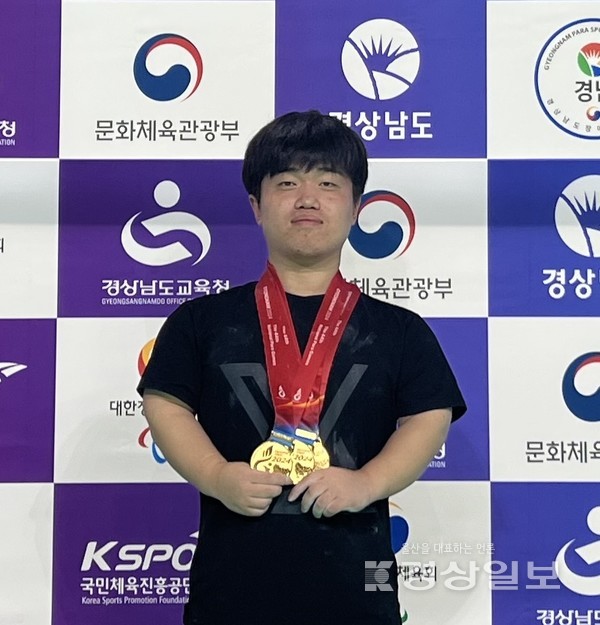 제44회 전국장애인체육대회 역도 종목에서 금메달을 획득한 정봉중이 시상식 후 기념 촬영하고 있다.