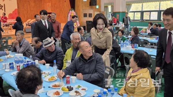 롯데삼동복지재단은 지난 26일 울산 울주군 삼동면민체육관에서 ‘제28회 노인의 날 및 경로의 달 기념 경로효큰잔치’를 개최하고 울주군 미등록 경로당 운영 지원금 2500만원을 전달했다.