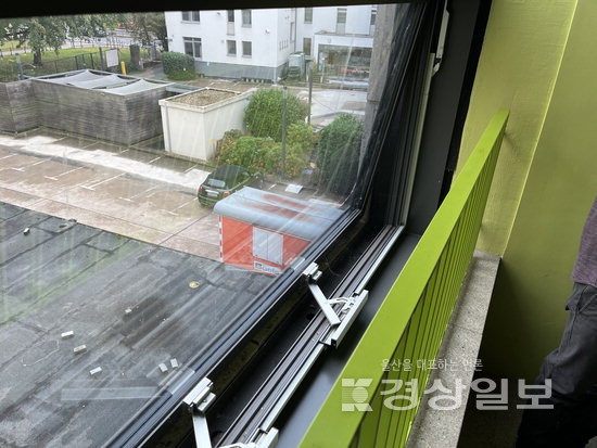 ▲ 학교의 모든 창문은 삼중창을 적용했다.