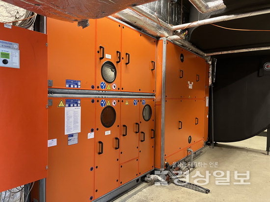 ▲ 건물 꼭대기에는 열 회수 환기 시스템이 설치돼 있다.
