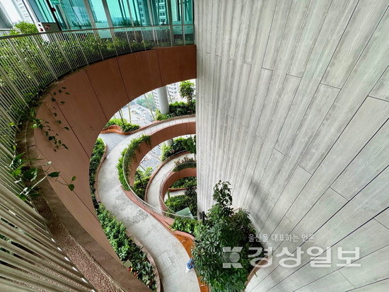 ▲ 35m 높이의 ‘그린 오아시스(Green Oasis)’는 열대 식물과 나무로 둘러싸인 나선형 산책로가 조성됐다.