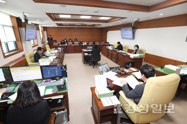 울산시의회 문화복지환경위원회(위원장 홍유준)는 28일 시의회 문화복지환경위원회 회의실에서 환경국과 용연·온산수질개선사업소 소관 2025년도 본예산안 및 2024년도 제3회 추경예산안 등을 심사하고 있다. 울산시의회 제공