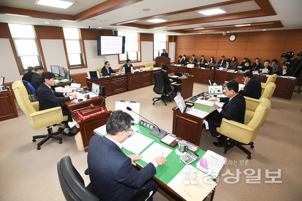 울산시의회 산업건설위원회(위원장 백현조)는 28일 시의회 산업건설위원회 회의실에서 건설주택국 소관 2025년도 본예산안 및 2024년도 제3회 추경예산안 등을 심사하고 있다. 울산시의회 제공