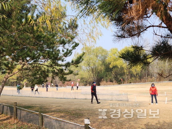 ▲ 15년간 1억4000만t의 쓰레기가 쌓였던 서울 난지도 쓰레기 매립장이 서울시의 대대적인 복원계획에 따라 생태와 문화가 어우러지는 공간으로 다시 태어났다. 특히 노을공원에 조성된 18홀 규모의 파크골프장은 연간 약 7만명이 이용할 정도로 인기다.