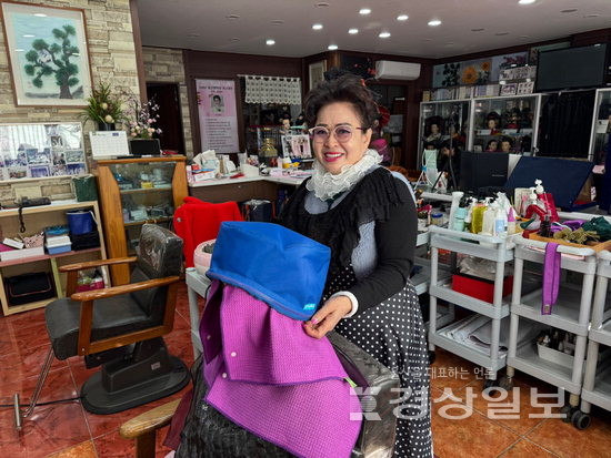 ▲ 18일 김영숙 원장이 가게에서 손님의 머리를 손질하고 있다.
